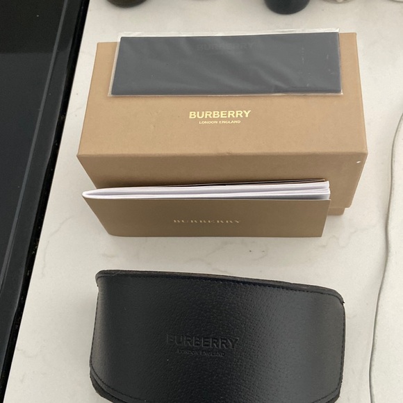 NWT Burberry Women’s Brownish Black oversized Sunglasses. - Picture 2 of 10